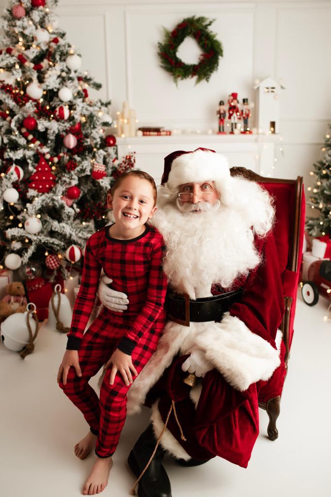 Niño con Santa Claus en Bambú Playhouse