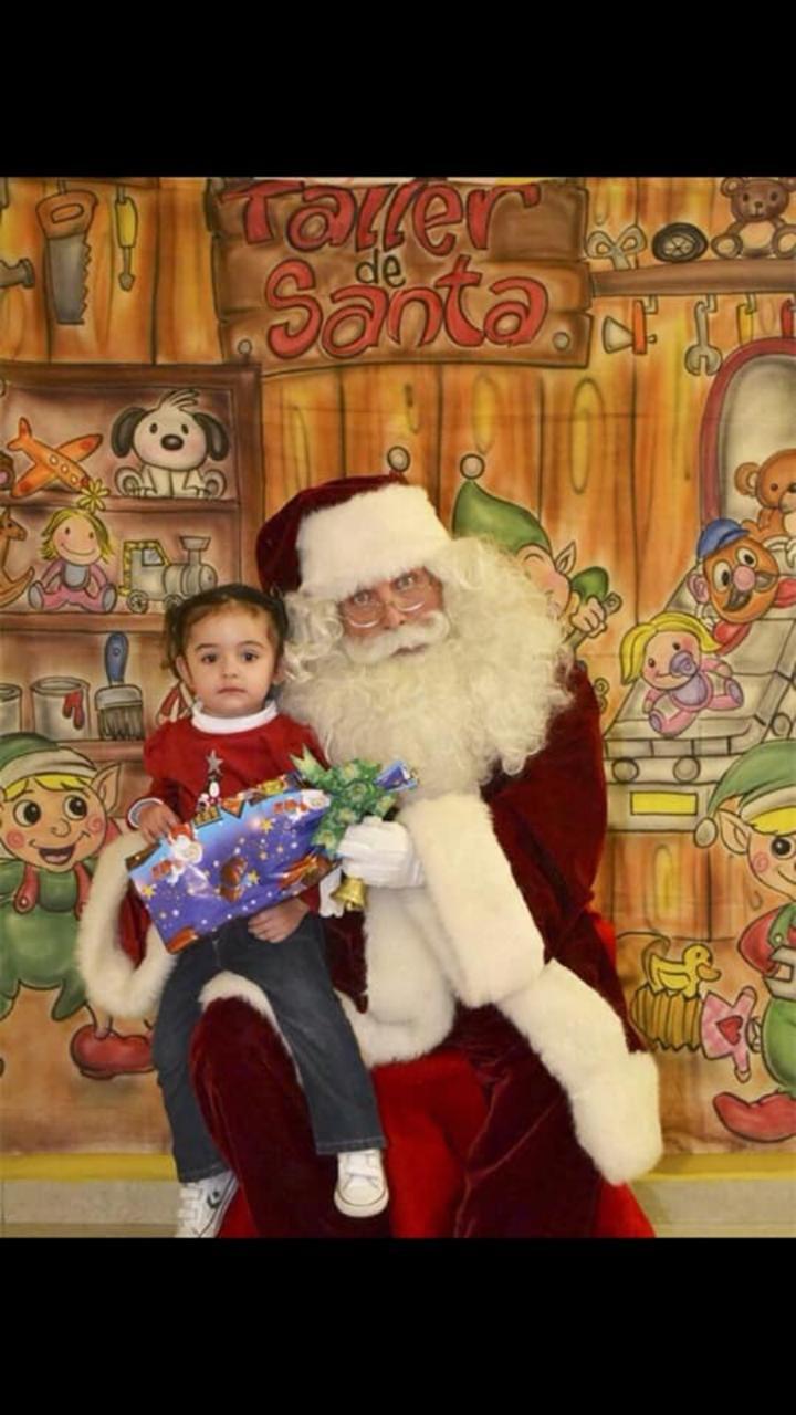 Niña con Santa Claus en Taller de Santa