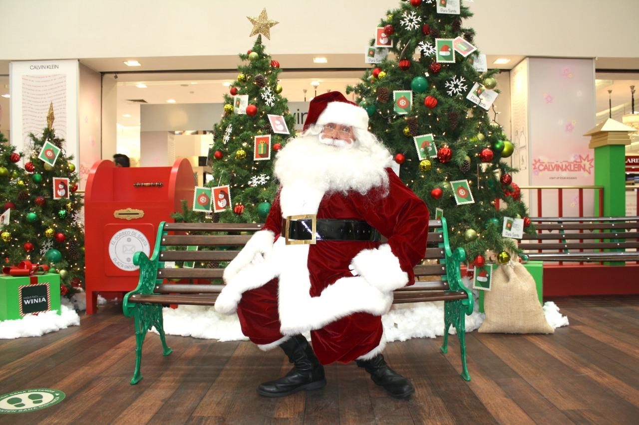 Santa Claus en plaza navideña