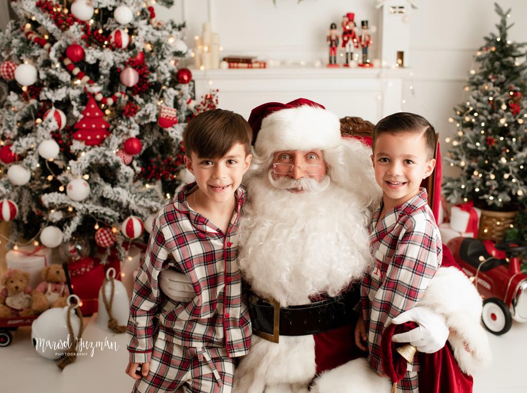 Hermanos con Santa Claus